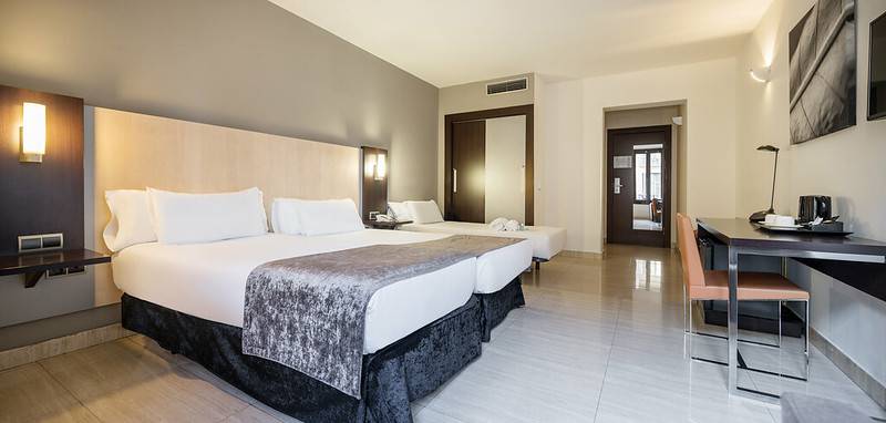 Habitación triple Hotel ILUNION Almirante Barcelona
