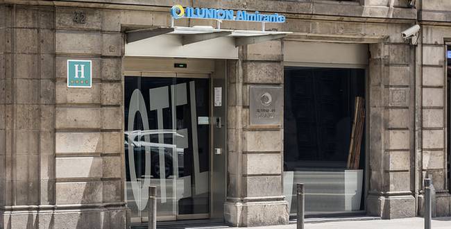 entrada de hotel ILUNION Almirante entrada de hoteles en barcelona cerca del puerto
