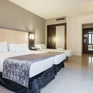 Habitación triple Hotel ILUNION Almirante Barcelona