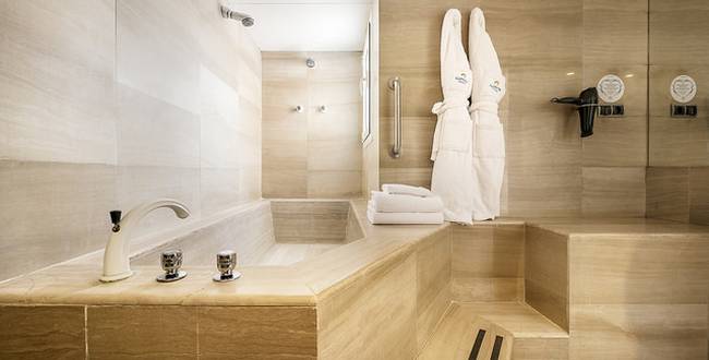 baño de hotel ILUNION Almirante baño de hoteles en barcelona cerca del puerto