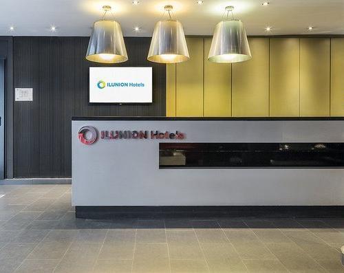 recepción de hotel ILUNION Almirante recepción de hoteles en barcelona cerca del puerto